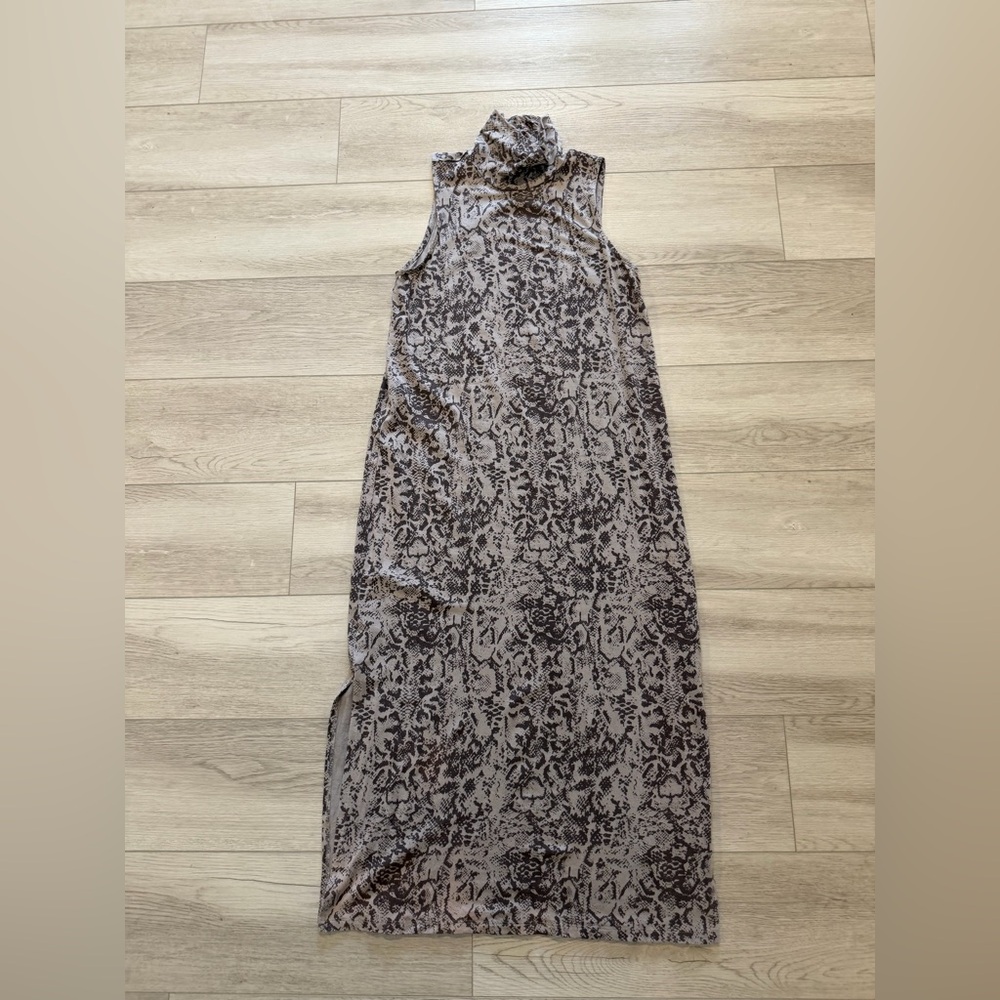 Garnet Hill Maxi Dress Sz M Gray Snake Print Resortwear Turtleneck Column Dress - Picture 6 of 12